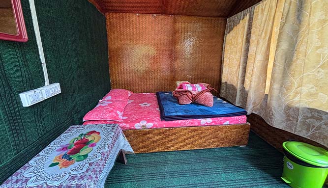 Nine people room (Dormitory) with private bathrooms